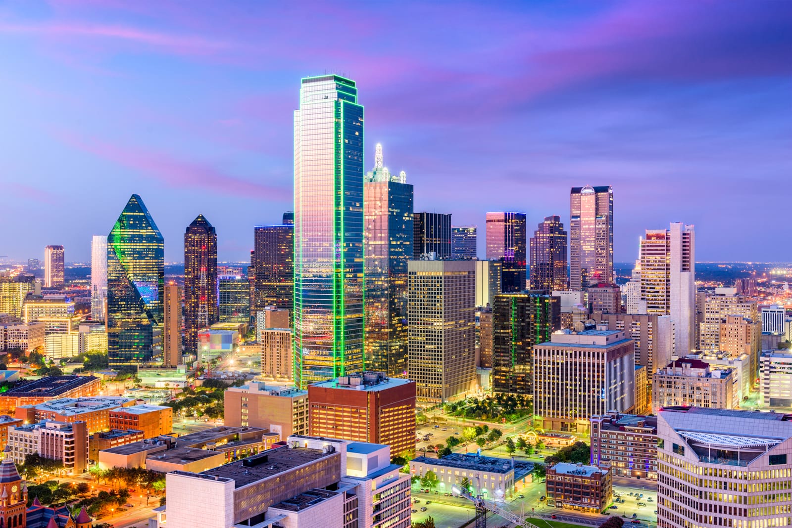 El centro de Dallas iluminado al anochecer