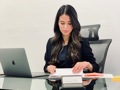 Abogada de Inmigración - Immigration Attorney / Car Accidents / Accidente de Carros